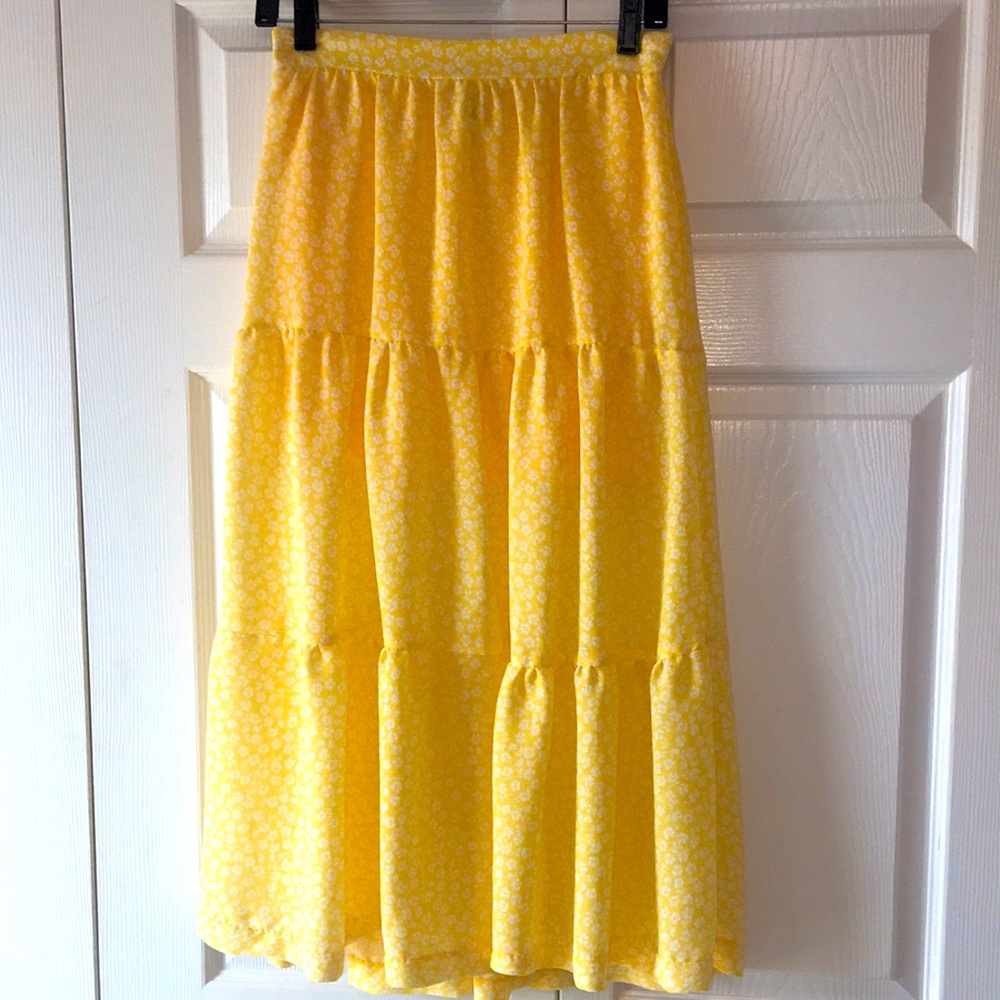 🟡🟡 Yellow Skirt. Size medium. Brand new.